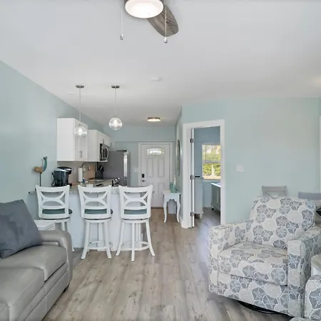 1 Bedroom Heated Pool, 1 Mile Direct Gulf Access, Great Location, Dockage Apt B